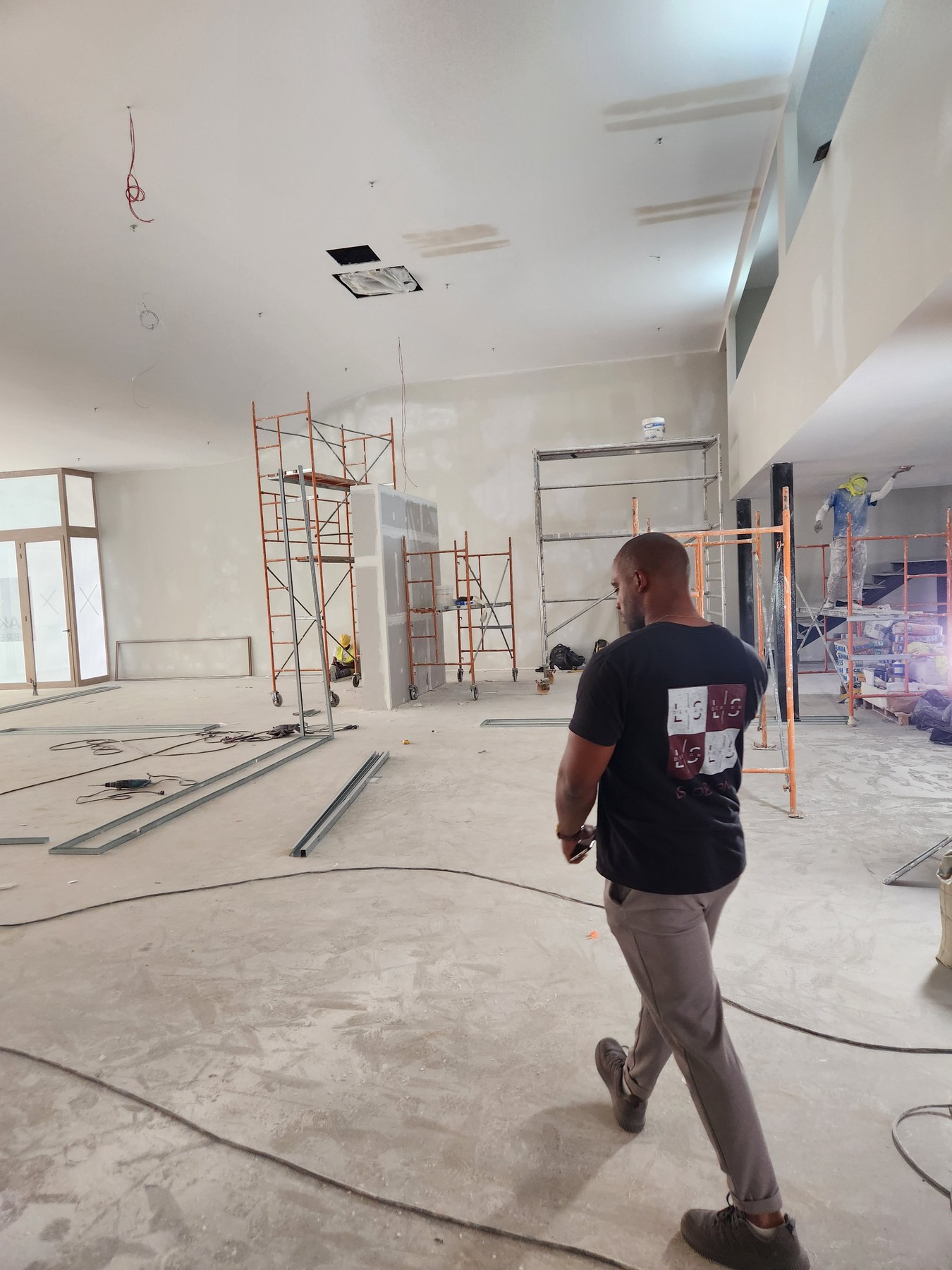 Equipa LS Design numa obra de renovação de interiores, Luanda
